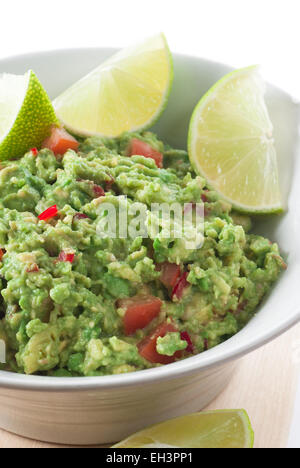 Guacamole in einer Schüssel mit Kalk als Garnierung. Stockfoto