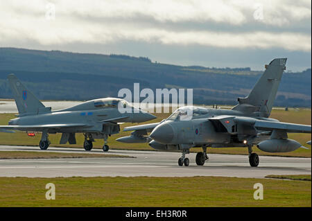 Alt und neu als ein RAF-Tornado GR4 taxis vorbei an der neuesten FRG4 Eurofighter Typhoon-Düsenjäger.  SCO 9626. Stockfoto