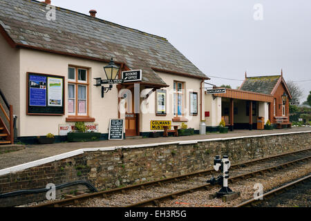 Altes Bahnhofsgebäude, blaue Anker West Somerset Railway Stockfoto