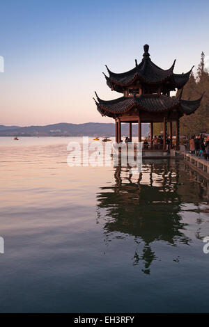 Hangzhou, China - 5. Dezember 2014: Traditionelle chinesische antike Pavillon an der Küste der Westsee in Hangzhou Stadtzentrum Stockfoto