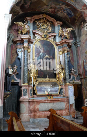 Altar der Heiligen Barbara in Barmherzigenkirche Kirche in Graz, Steiermark, Österreich am 10. Januar 2015. Stockfoto