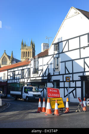 Straße gesperrt Warnzeichen und Umleitung von Selby Abbey in der Stadt Zentrum Selby Yorkshire UK Stockfoto
