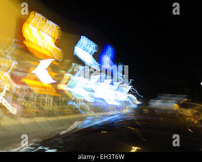 Bewegungsunschärfe von UK-Restaurant-Ketten in der Nacht Stockfoto