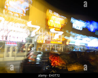 Bewegungsunschärfe von UK-Restaurant-Ketten in der Nacht Stockfoto