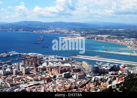 Erhöhten Blick über Stadt und Flughafen-Landebahn von Seilbahn-Station mit den spanischen Küsten nach hinten, Gibraltar, Großbritannien Stockfoto