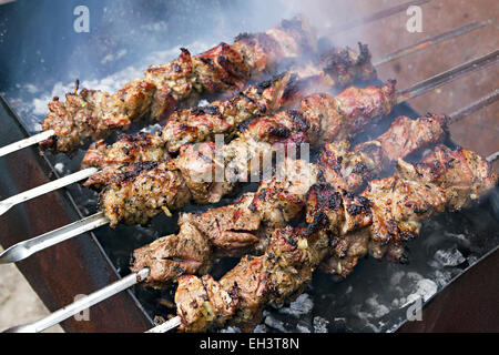 Bild Fleischstücke am Spieß über Holzkohle gebraten Stockfoto