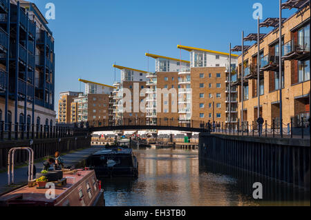 Boote und Gebäude entlang der Limehouse Schnitt Kanal Ost-London. Stockfoto