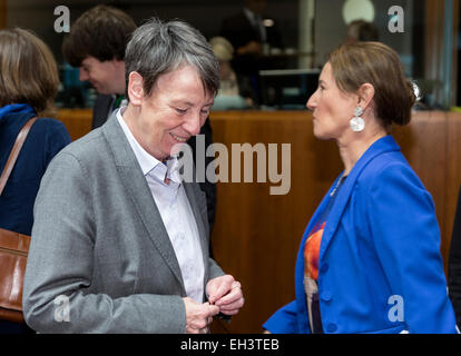 Bundesminister für Umwelt, Naturschutz, Bau & Reaktor Sicherheit Barbara Hendricks (L) ist im Gespräch mit dem französischen Minister für Ökologie, nachhaltige Entwicklung & Energy Ségolène Royal (R) vor einem EU-Umweltminister-treffen in der EU-Rat Hauptquartier in Brüssel (Belgien), 6. März 2015. Foto: Thierry Monasse/Dpa - NO-Draht-Dienst- Stockfoto