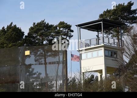Rasdorf, Deutschland. 20. Februar 2015. Die uns Star-spangled Banner Saways im Wind über einen ehemaligen US-Wachturm Gedenkstätte Point Alpha, dem ehemaligen Grenzübergang zwischen Ost- und Westdeutschland, in Rasdorf, Deutschland, 20. Februar 2015. Foto: Uwe Zucchi/Dpa/Alamy Live News Stockfoto