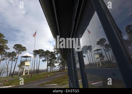 Rasdorf, Deutschland. 20. Februar 2015. Die uns Star-spangled Banner schaukelt im Wind über einen ehemaligen US-Wachturm Gedenkstätte Point Alpha, dem ehemaligen Grenzübergang zwischen Ost- und Westdeutschland, in Rasdorf, Deutschland, 20. Februar 2015. Foto: Uwe Zucchi/Dpa/Alamy Live News Stockfoto