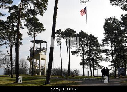 Rasdorf, Deutschland. 20. Februar 2015. Die uns Star-spangled Banner schaukelt im Wind über einen ehemaligen US-Wachturm Gedenkstätte Point Alpha, dem ehemaligen Grenzübergang zwischen Ost- und Westdeutschland, in Rasdorf, Deutschland, 20. Februar 2015. Foto: Uwe Zucchi/Dpa/Alamy Live News Stockfoto