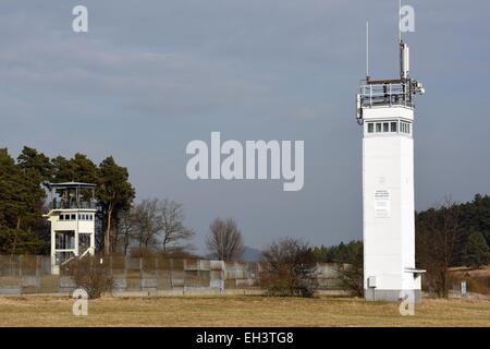 Rasdorf, Deutschland. 20. Februar 2015. Ein ehemaliger US-Wachturm (L) und ein Wachturm der ehemaligen DDR stehen einander gegenüber in der Gedenkstätte Point Alpha, dem ehemaligen Grenzübergang zwischen Ost- und Westdeutschland, in Rasdorf, Deutschland, 20. Februar 2015. Foto: Uwe Zucchi/Dpa/Alamy Live News Stockfoto