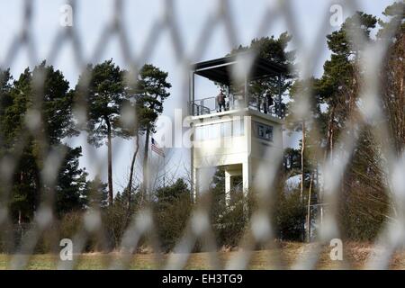 Rasdorf, Deutschland. 20. Februar 2015. Ein ehemaliger US-Wachturm, gesehen durch einen Zaun Gedenkstätte Point Alpha, dem ehemaligen Grenzübergang zwischen Ost- und Westdeutschland, in Rasdorf, Deutschland, 20. Februar 2015. Foto: Uwe Zucchi/Dpa/Alamy Live News Stockfoto