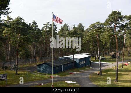 Rasdorf, Deutschland. 20. Februar 2015. Die uns Star-spangled Banner schaukelt im Wind über Gedenkstätte Point Alpha, dem ehemaligen Grenzübergang zwischen Ost- und Westdeutschland, in Rasdorf, Deutschland, 20. Februar 2015. Foto: Uwe Zucchi/Dpa/Alamy Live News Stockfoto