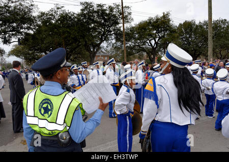 NOLA Polizeibeamter, Kinder Marching Band, Parade, Fastnacht 2015, New Orleans, Louisiana, USA Stockfoto