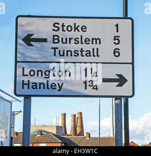 Eine Straße Schild mit der Aufschrift alle fünf Städte von Töpfereien, Stoke, Burslem, Tunstall Longton und Hanley Fenton Stoke on Trent Stockfoto