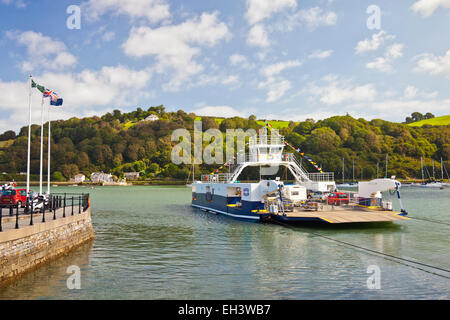 Die "neuen" höheren Ferry macht es Weg über den Fluss Dart bei Dartmouth, Devon, England, UK Stockfoto