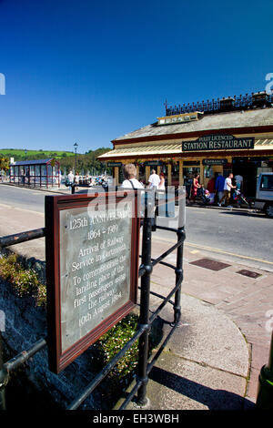 125. Jubiläum Gedenktafel gegenüber dem "Bahnhof" in Dartmouth, Devon, England, UK Stockfoto