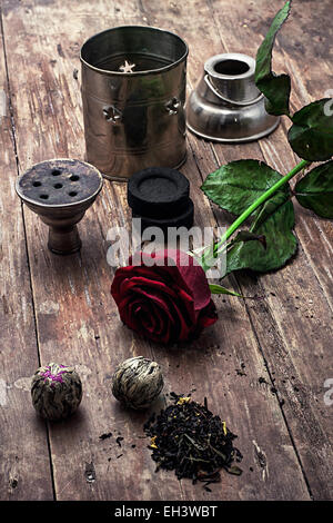 Details Shisha und trockenen Elite Tee Blätter auf hölzernen Hintergrund. Die getönten Bild Stockfoto