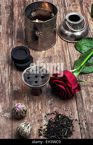 Details Shisha und trockenen Elite Tee Blätter auf hölzernen Hintergrund. Die getönten Bild Stockfoto