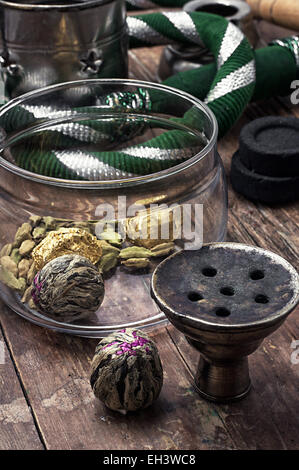 Details Shisha und trockenen Elite Tee Blätter auf hölzernen Hintergrund. Die getönten Bild Stockfoto