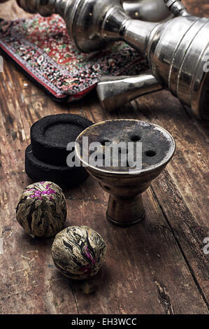 Details Shisha und trockenen Elite Tee Blätter auf hölzernen Hintergrund. Die getönten Bild Stockfoto