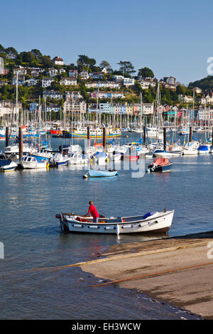 Späten Nachmittag Sonne auf dem River Dart Blick auf Kingswear aus Dartmouth, Devon, England, UK Stockfoto