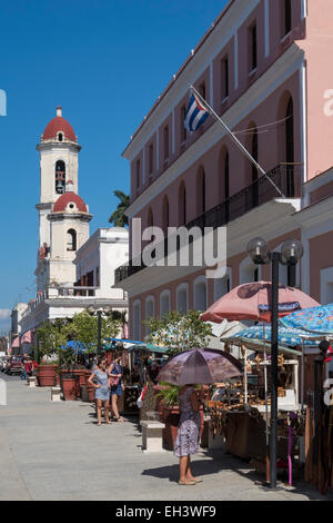 Straßenmarkt in Cienfuegos, Kuba. Die Kathedrale der Unbefleckten Empfängnis im Hintergrund. Stockfoto