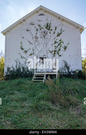 Alte verlassene weiße Holzkirche in Kentucky Stockfoto