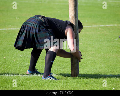 Nairn, Schottland - 20. August 2011: Ein Konkurrent an den Highland-Games vorbereitet ein Caber Toss. Stockfoto