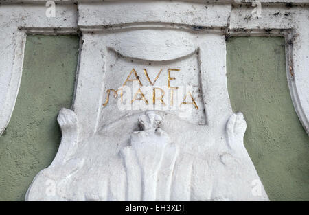 Ave Maria-Monogramm auf der Fassade des Hauses in Graz, Steiermark, Österreich am 10. Januar 2015. Stockfoto