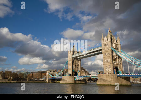 Tower Bridge in London an einem bewölkten Tag Stockfoto