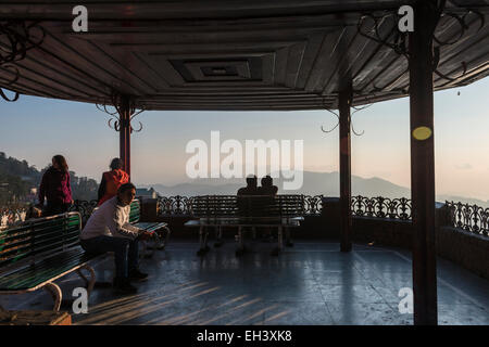 Junge Indianer genießen Sie den Blick auf den Sonnenuntergang über der Stadt Shimla, Himachal Pradesh, Indien Stockfoto