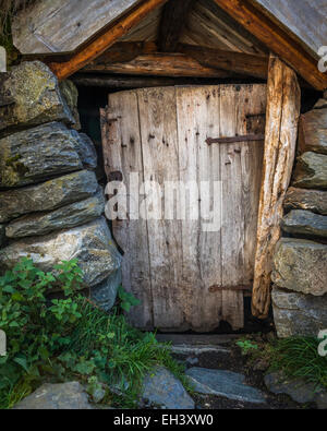 Tür zu einer Lagerhalle auf dem restaurierten Bauernhof Sinjarheim im Aurlandsdal, Norwegen Stockfoto