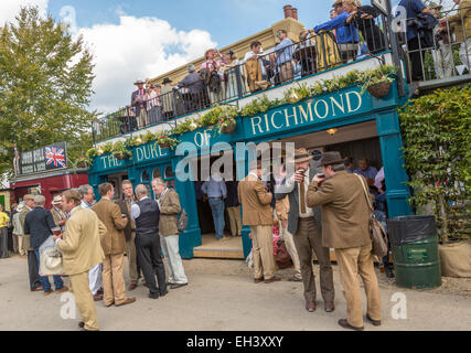 Das Pop-up-Pub "The Duke Of Richmond" 2014 Goodwood Revival Meeting, Sussex, UK. Stockfoto