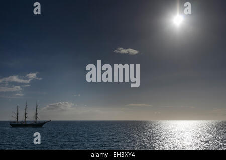 Eine Segelschiff ab Los Cristianos Hafen Teneriffa im Querformat gegen die Sonne Stockfoto