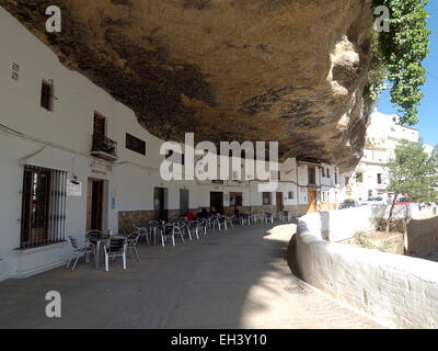 Häuser in der Stadt von Setenil de Las Bodegas, Provinz Cadiz, Spanien. Stockfoto