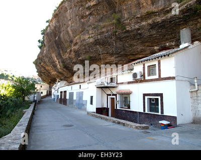 Häuser in der Stadt von Setenil de Las Bodegas, Provinz Cadiz, Spanien. Stockfoto