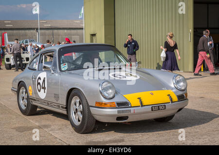 1964 Porsche 901 mit Fahrer Andrew Smith, Fordwater Trophy Rennen Teilnehmer, 2014 Goodwood Revival, Sussex, UK. Stockfoto