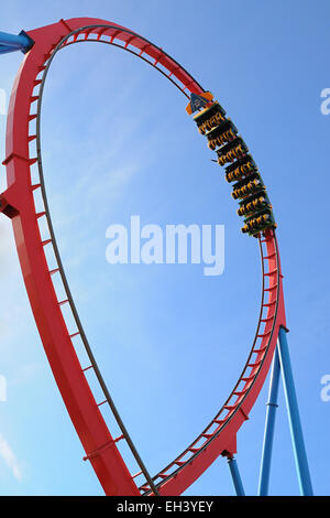 BARCELONA - 1 Nov.: The Dragon Khan, eine berühmte Achterbahn von den Vergnügungspark Port Aventura. Stockfoto