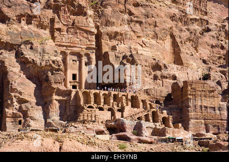 PETRA, Jordanien - 12. Oktober 2014: Touristen sind vor dem Urn-Grab eines der Königsgräber in Petra in Jordanien Fuß Stockfoto