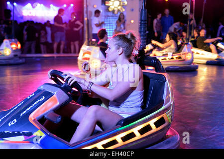 BARCELONA - 14 JUN: Menschen am Autoscooter am Sonar Festival am 14. Juni 2014 in Barcelona, Spanien. Stockfoto