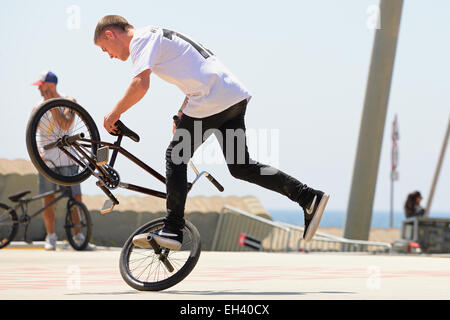 BARCELONA - JUN-28: Ein Profi-Fahrer beim Flatland BMX (Bicycle Motocross) Wettbewerb bei LKXA Extreme Sports. Stockfoto