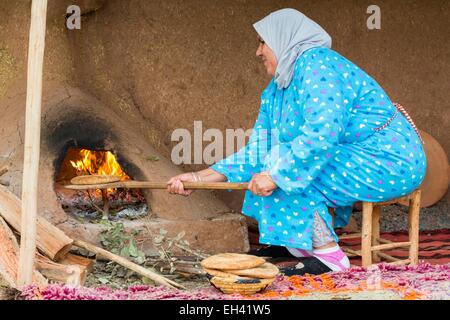 Marokko, hoher Atlas, Marrakesch, Douar Dchera, traditionelles Brot Kochen Stockfoto