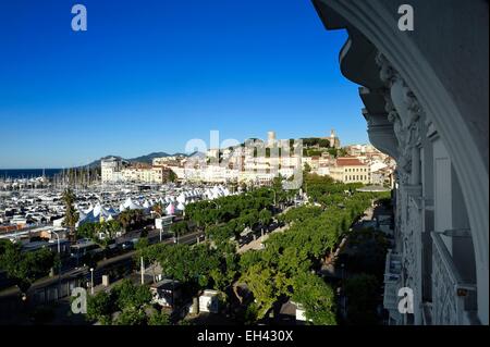 Frankreich, Alpes Maritimes, die Altstadt Le Suquet-Viertel mit Blick auf den Hafen, auf dem Höhepunkt der Tour du Suquet und der Turm der Kirche Notre Dame de l'Esperance Stockfoto