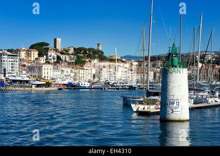 Frankreich, Alpes Maritimes, die Altstadt Le Suquet-Viertel mit Blick auf den Hafen, auf dem Höhepunkt der Tour du Suquet und der Turm der Kirche Notre Dame de l'Esperance Stockfoto