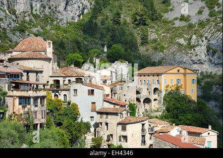 Frankreich, Alpes Maritimes, die Hügel Dorf Peille, die Kapelle St. Sebastian (Rathaus), das Kriegerdenkmal und das Palais Lascaris, direkt am Rande der Klippe Stockfoto