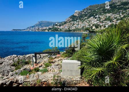 Frankreich, Alpes Maritimes, Roquebrune Cap Martin, Cap Martin, Küsten-Wanderweg, Promenade Le Corbusier, Blick von Le Corbusier Cabanon (Schuppen) und das Fürstentum von Monaco im Hintergrund Stockfoto