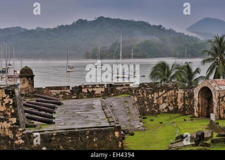 Panama, Colon Provinz Portobelo, Weltkulturerbe der UNESCO, ehemalige spanische Festung verteidigen die Zeit der Eroberung von Amerika inmitten Segelboote anlegen Stockfoto