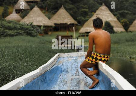 Panama, Darien Provinz Darien National Park, Weltkulturerbe der UNESCO, Embera Indianergemeinde, Porträt eines indigenen Embera Mannes Anreise mit dem Schiff ins Dorf Stockfoto